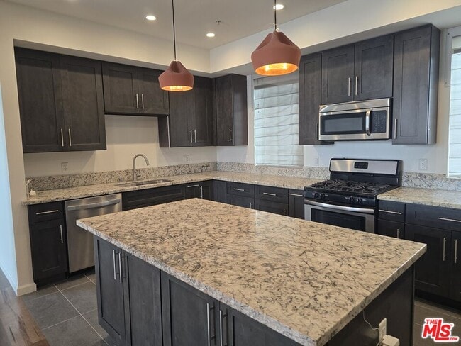 Building Photo - 940 S Western Ave Unit 601