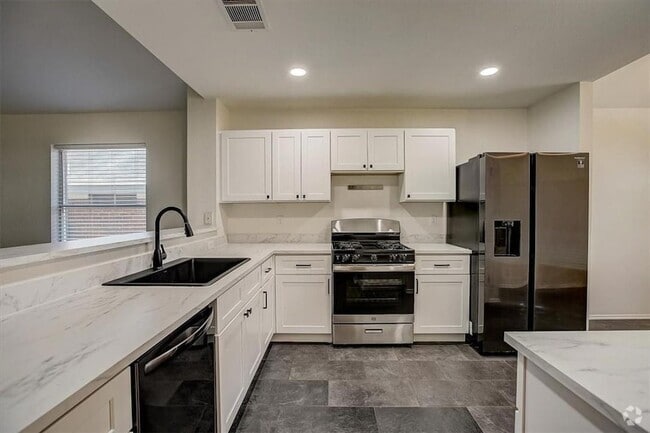 Building Photo - 2016 Ravenscroft Dr Rental