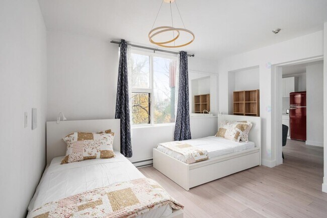 Building Photo - 1711 R. Saint-Denis