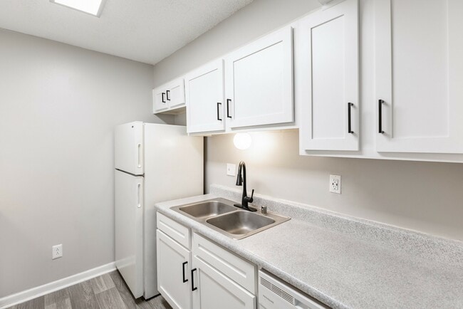 Photo - Raintree Village Apartments