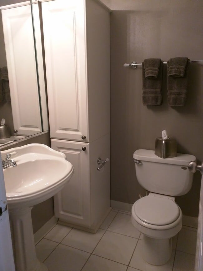 Building Photo - 8801 Schneider Ave Unit 11