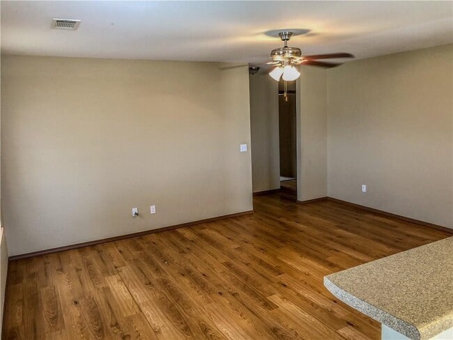 Photo - 211 Foxglove St