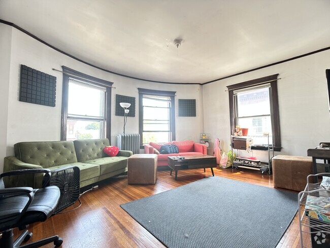 Building Photo - 324 Faneuil St Unit 3 Rental