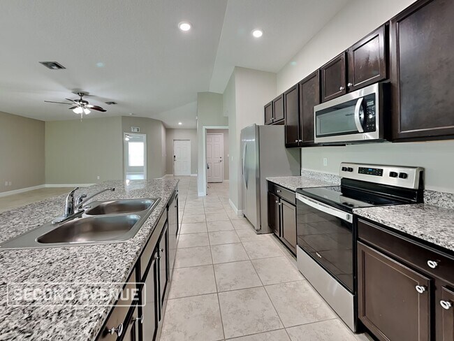 Photo - 748 Geddes St SW