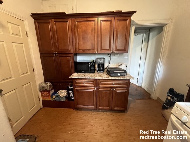 Building Photo - 17 Putnam Ave Unit A