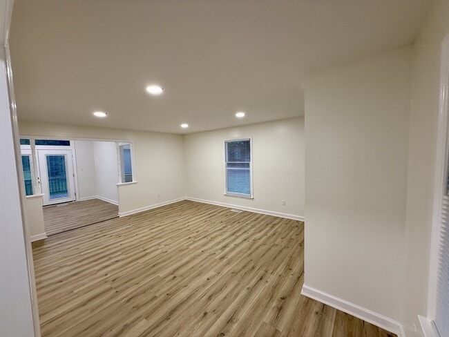 Photo - 140 White Oak Cir