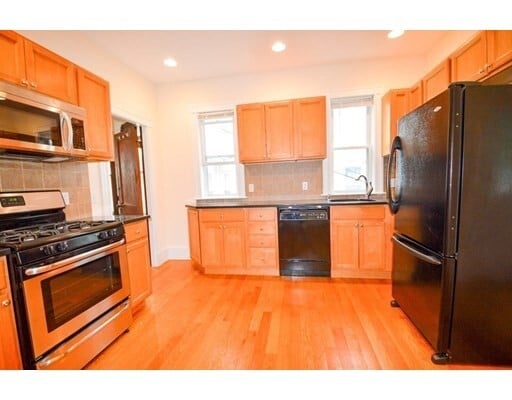 Building Photo - 44 Mapleton St Unit 1