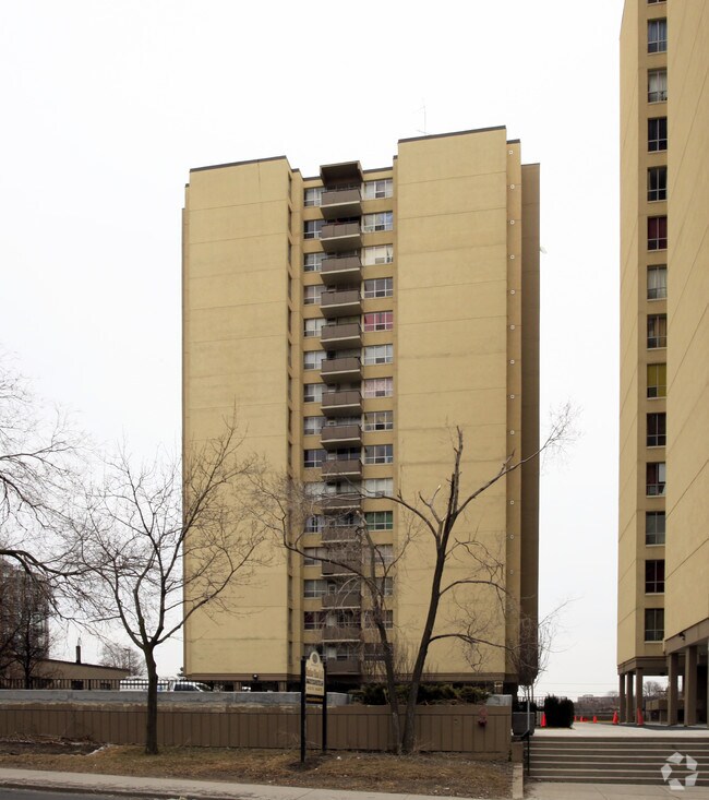 Photo - 2089 Lawrence Av