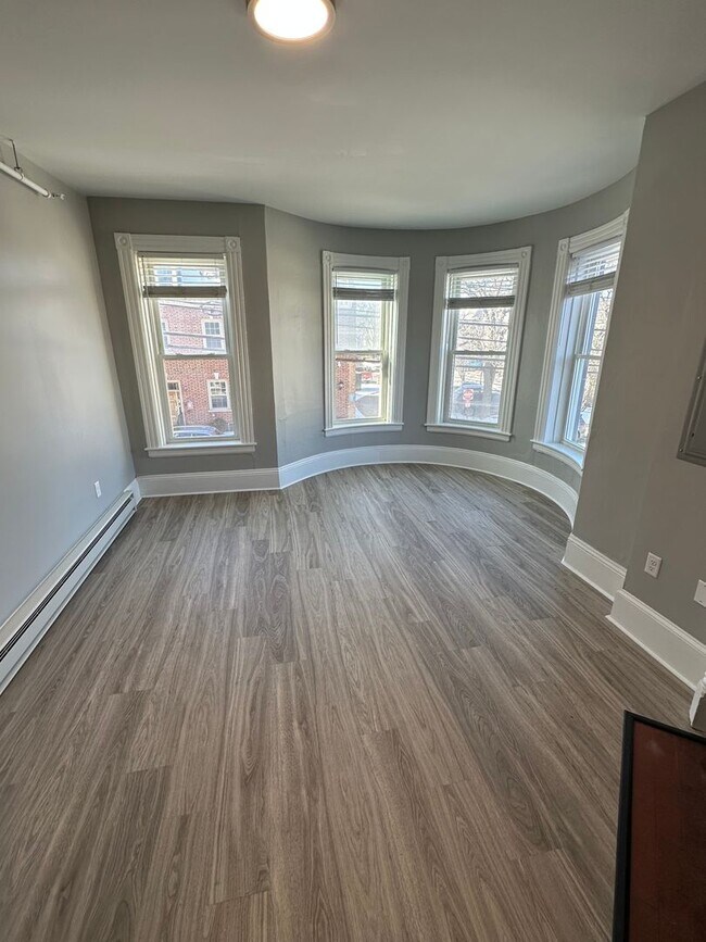 Building Photo - Beautifully Renovated 1 Bedroom Home Close to Downtown! Unit 201-2C