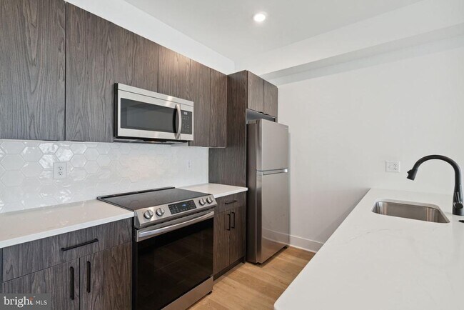 Building Photo - 1419 W Grange Ave Unit 204