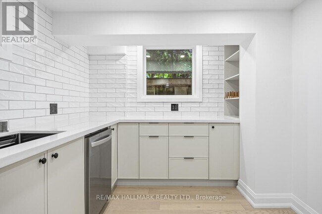Photo - 1885 Kingston Rd