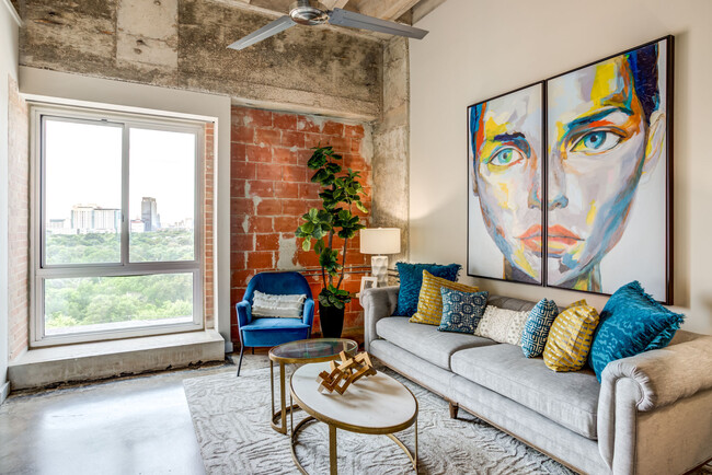 Sala de estar con mucha luz solar - Hermann Park Lofts