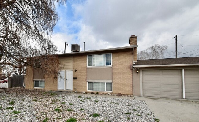 Building Photo - 7211 Ramanee Dr Unit B