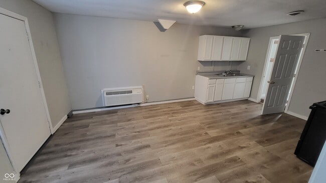 Photo - 336 W 6th St