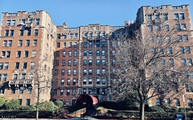 Building Photo - 363-377 Mt Prospect Ave Unit 7BE