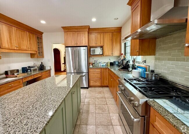 Building Photo - 15 Winthrop Rd Rental