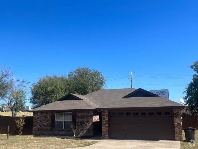 Building Photo - Very nice 3 bedroom 2 bath 2 car garage in... Rental