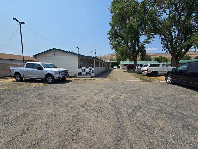 Freshly Remolded 2 Bedroom Apartment Move-... - Freshly Remolded 2 Bedroom Apartment Move-... Unit 7