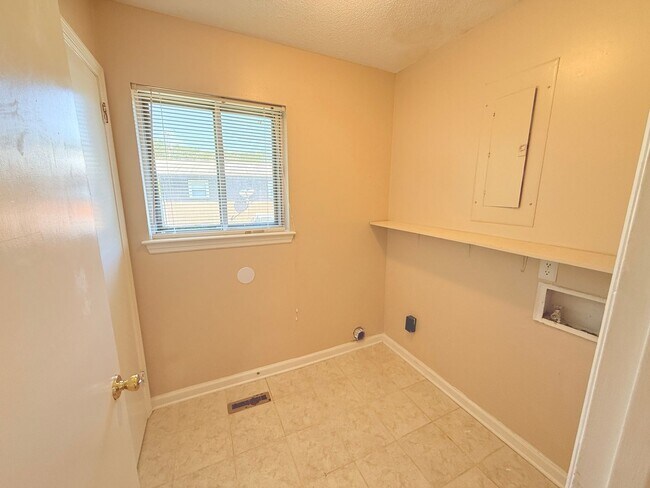 4753 Tessie Ln