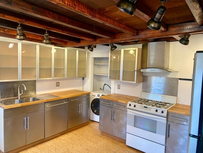 Building Photo - 18 Tremont St Unit #2