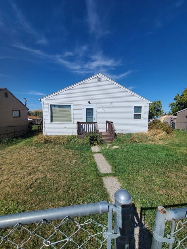 Building Photo - 2 bedroom with an amazing garage Rental