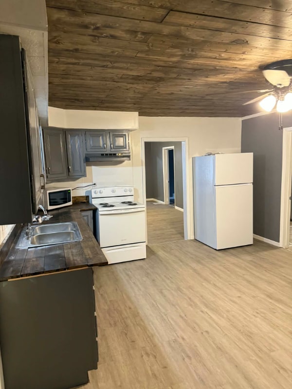 Photo - 313 E 4th St