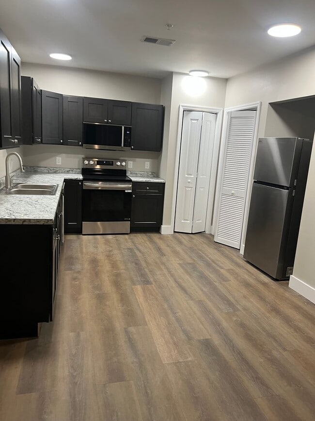 Building Photo - 2 Bedroom/2 Bath Newly Renovated Apartment for Lease Unit 302