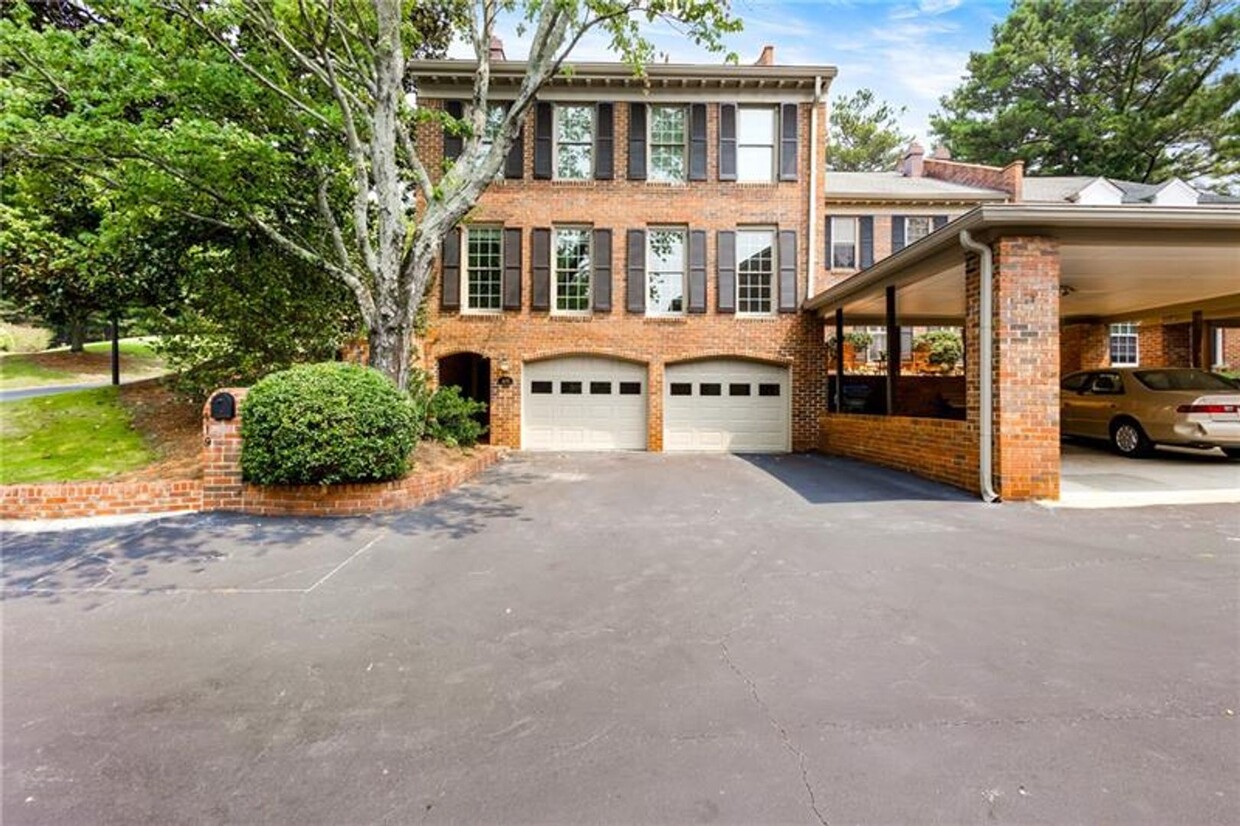 Stunning 4-bedroom, 3-bathroom Townhome in... - Stunning 4-bedroom, 3-bathroom Townhome in...