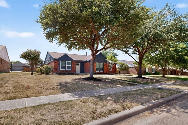Photo - 215 Aspenway Dr