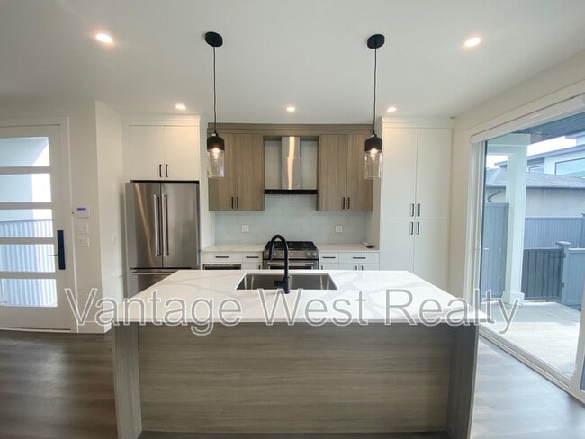 Photo - 867-867 Morrison Ave