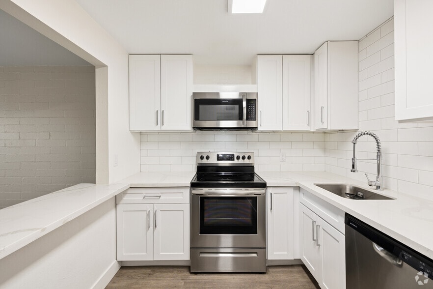 1BR, 1BA - 625SF - Kitchen stainless steel aplpliances