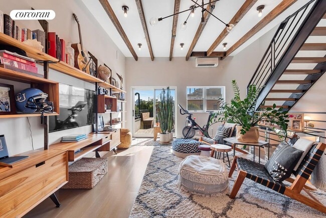 Photo - 164 Diamond St