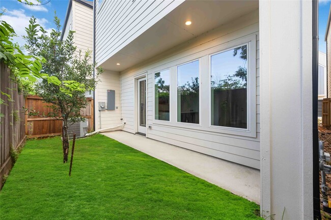 Building Photo - 6119 Campos Dr