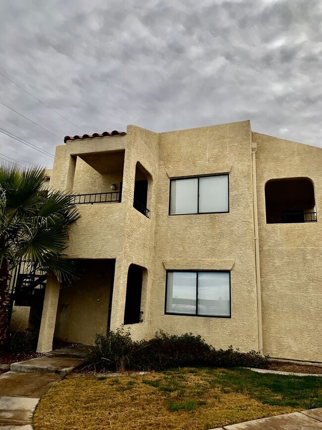 Building Photo - Henderson Cute 2 Bedroom Condominium Unit 322