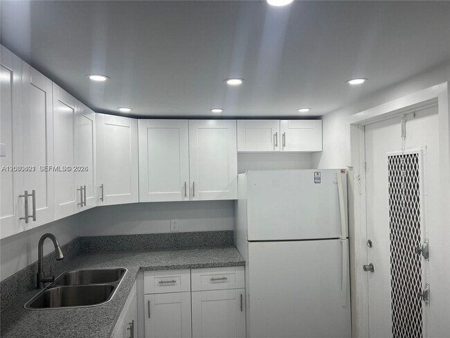 Building Photo - 616 NW 13th St Unit 17
