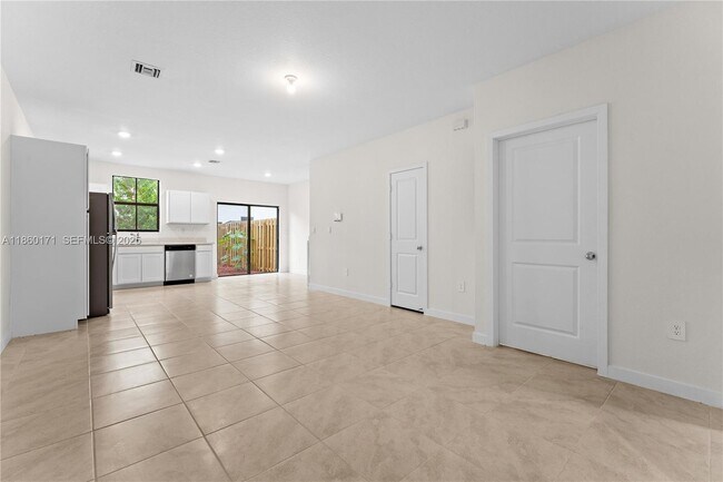 Photo - 433 NE 12th St