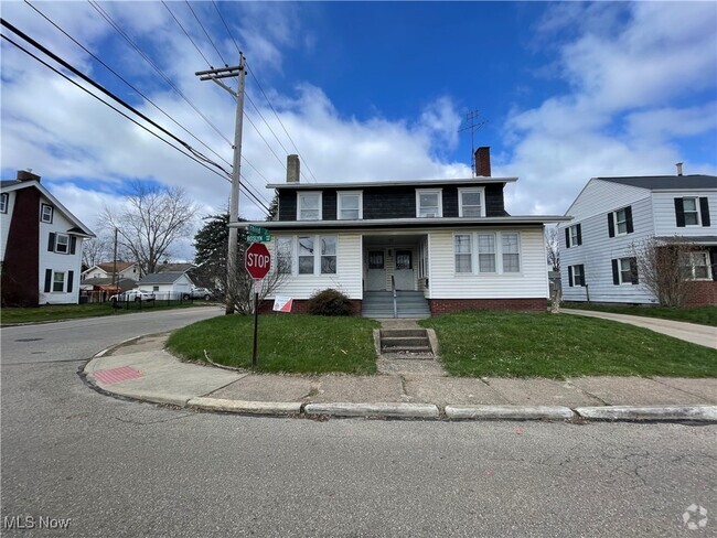 Building Photo - 301 Roslyn Ave NW Unit 1 Rental
