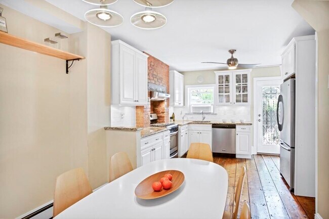 159 1/2 Coles St