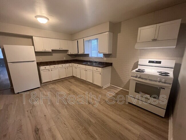 Photo - 739 Temperance Ave