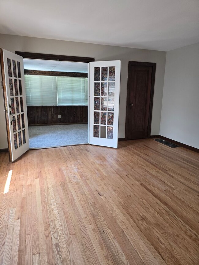 Photo - Lawrence Duplex Unit 1637 Lawrence Ave