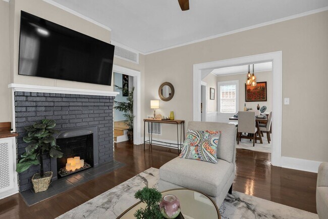 Photo - 403 E 50th St