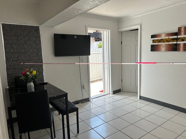 Building Photo - 200 SW 51st Pl Unit Efficiency
