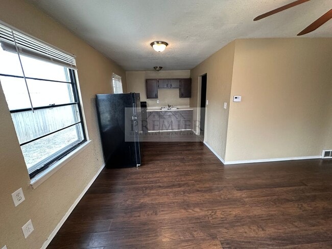 Photo - 4818 Woodend Ave