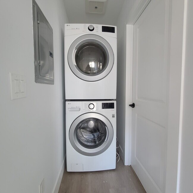 Photo - 8151 Hazeltine Ave