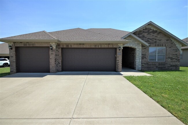 Photo - 4 Bedroom home with fenced backyard