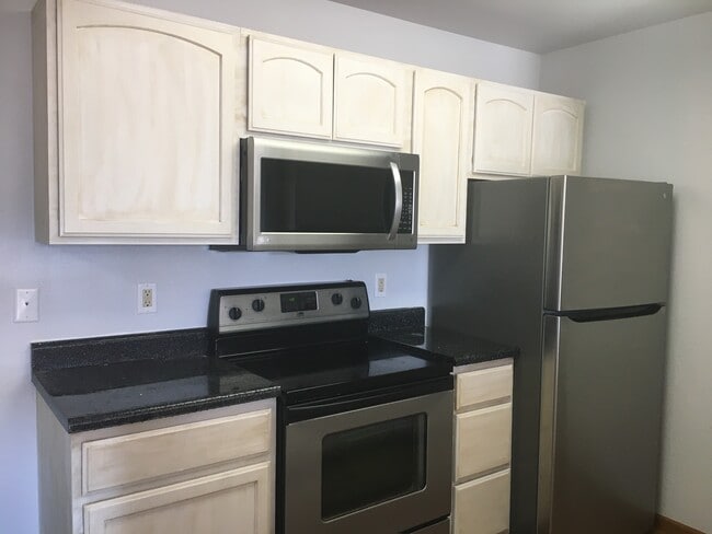 Kitchen Right - 810 E Laramie St Unit 7