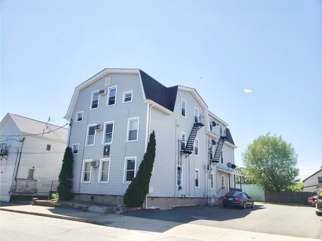 Building Photo - 22-24 Lawn Avenue - Unit #1R