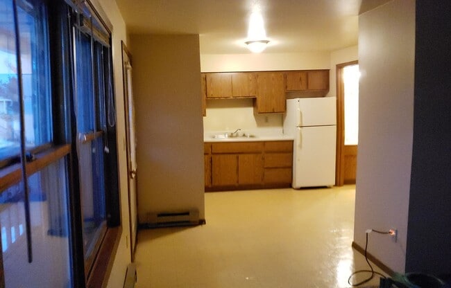 Building Photo - 2 bedroom 1 bath apartment upper Unit Apt. 4
