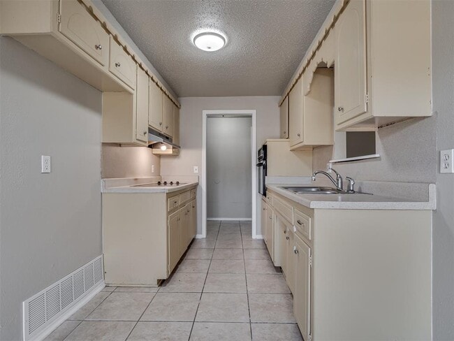 Photo - 1525 McGregor Dr