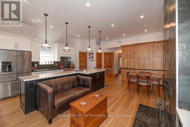 Photo - 837 Kingston Rd